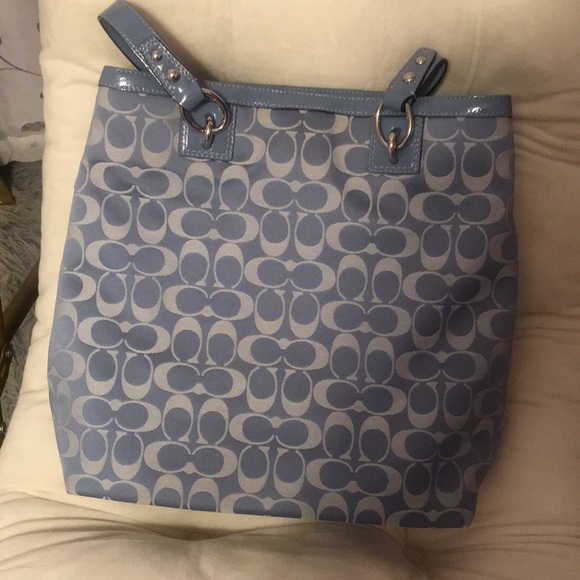 Beautiful coach purse, rarely used, no imperfections - Picture 2 of 4